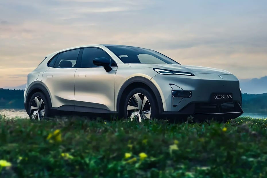 Deepal S05 side view in grey color