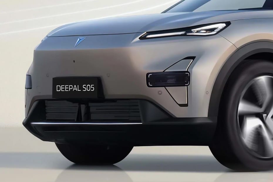 Deepal S05 front view in grey color