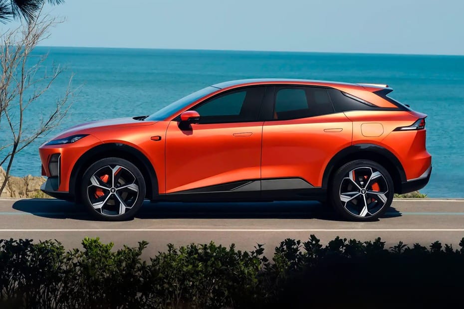 Deepal S07 side view in orange color