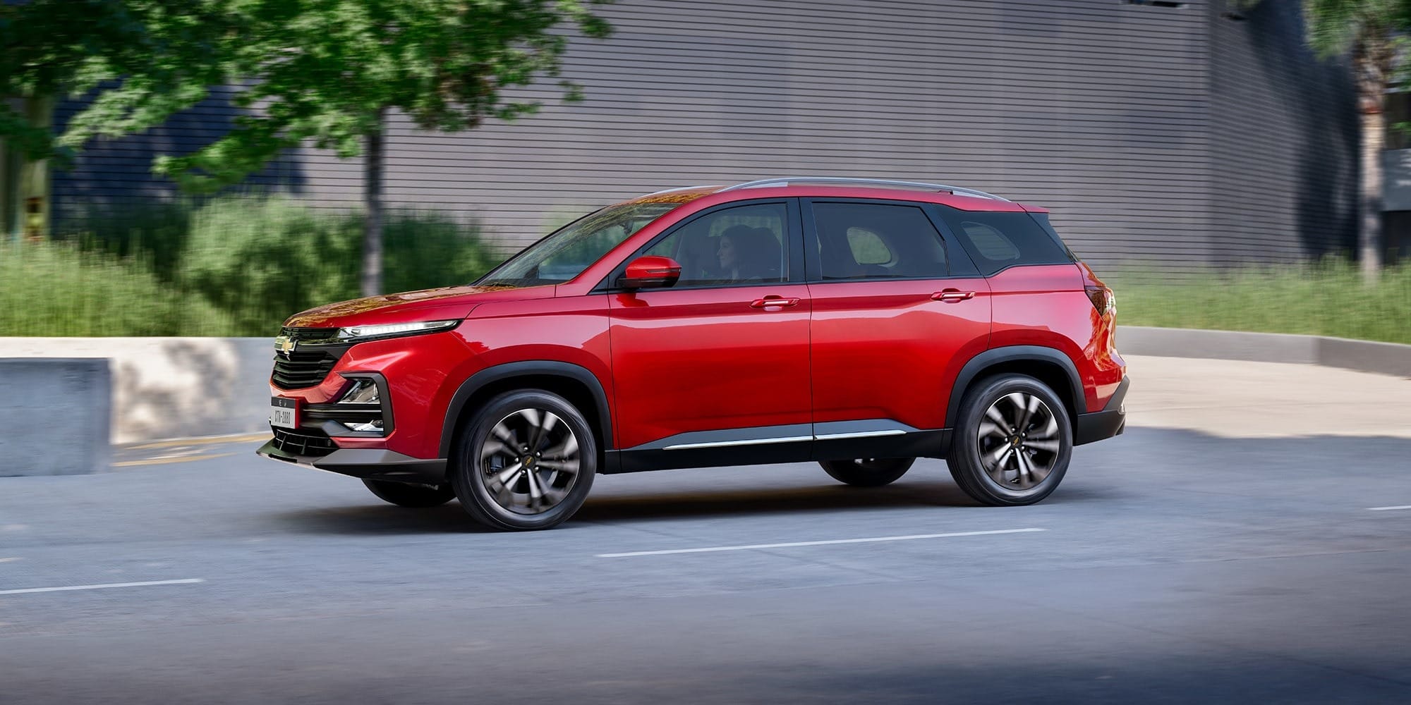 Chevrolet Captiva side view in red color