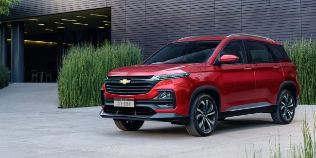 Chevrolet Captiva side view in red color