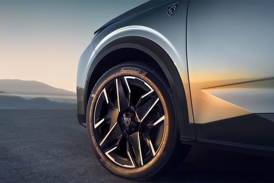 peugeot 5008 side view in black color