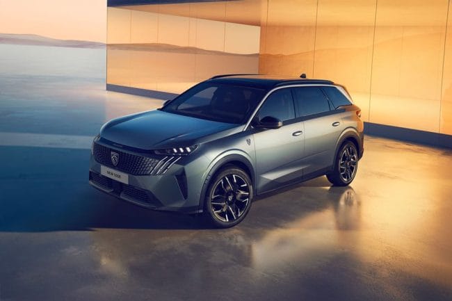 peugeot 5008 side view in black color