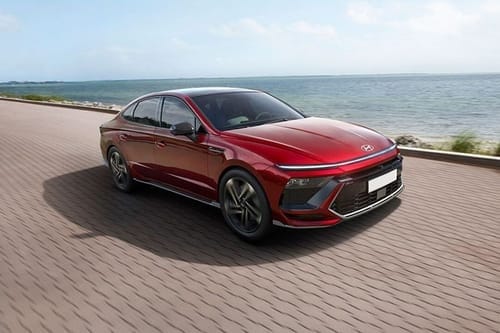 Hyundai Sonata side view in red color