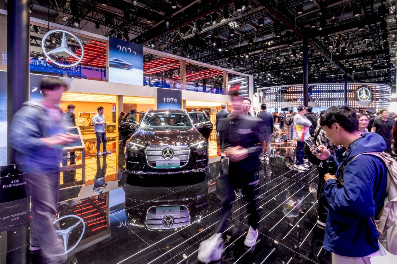 The all-new electric GLC L celebrates its world premiere in two China-exclusive configurations: as a five-seater and as a six-seater.